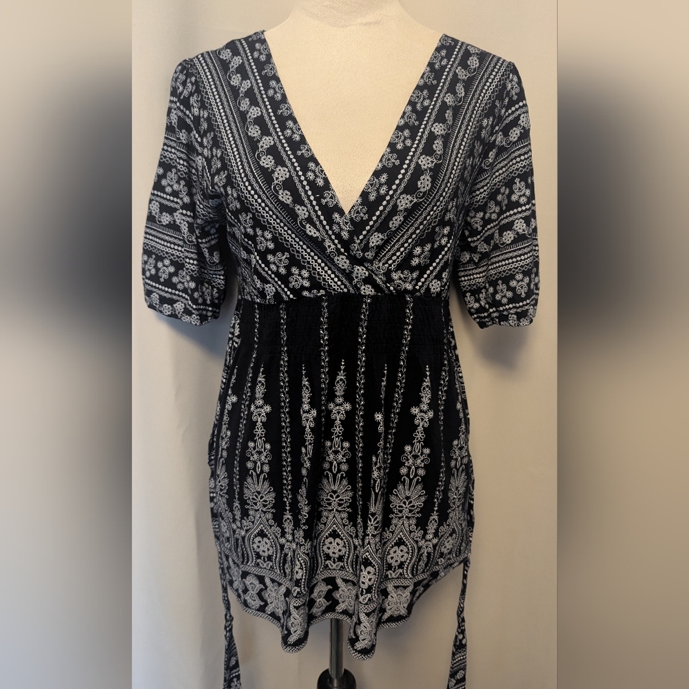 Roz & Ali Empire Style Black And White V-neck Top